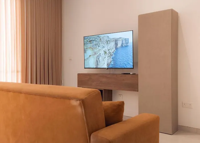 Elegant 3-bed House W Jacuzzi, Sea Views & Lift *