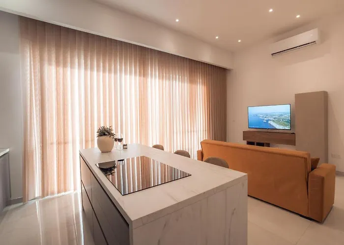 Elegant 3-bed House W Jacuzzi, Sea Views & Lift Semesterbostad *