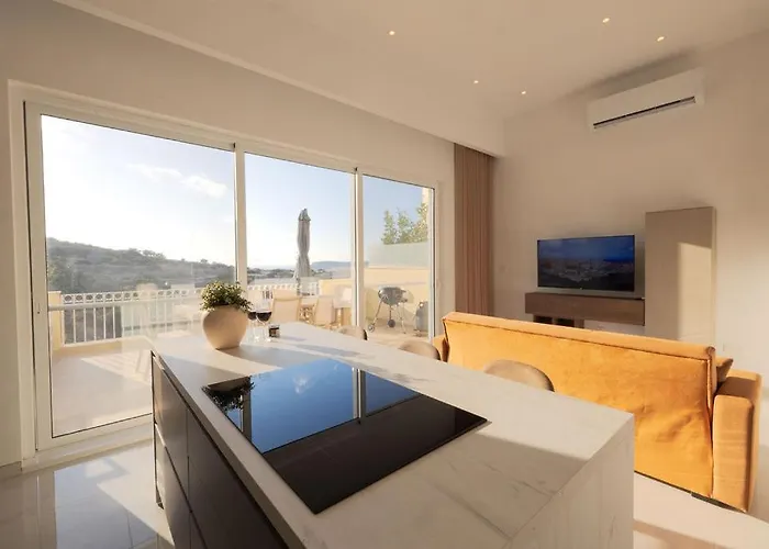 Elegant 3-bed House W Jacuzzi, Sea Views & Lift Mellieha