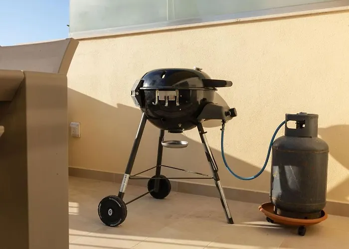 Elegant 3-bed House W Jacuzzi, Sea Views & Lift Casa de Férias Mellieha