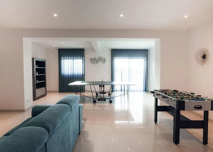 Elegant 3-bed House W Jacuzzi, Sea Views & Lift Semesterbostad Mellieħa
