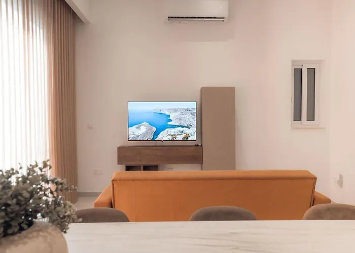 Semesterbostad Elegant 3-bed House W Jacuzzi, Sea Views & Lift Mellieħa