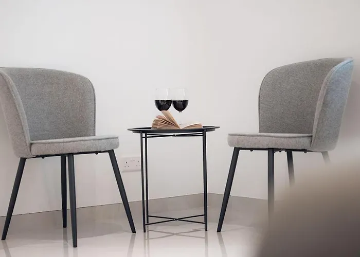 Elegant 3-bed House W Jacuzzi, Sea Views & Lift *