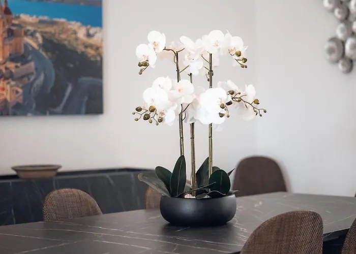 Elegant 3-bed House W Jacuzzi, Sea Views & Lift *