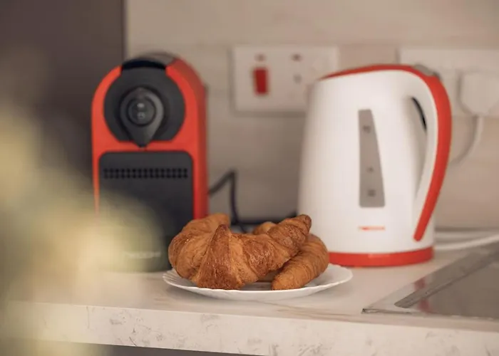 Elegant 3-bed House W Jacuzzi, Sea Views & Lift *