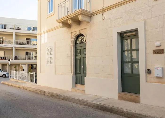 Elegant 3-bed House W Jacuzzi, Sea Views & Lift Casa de Férias *