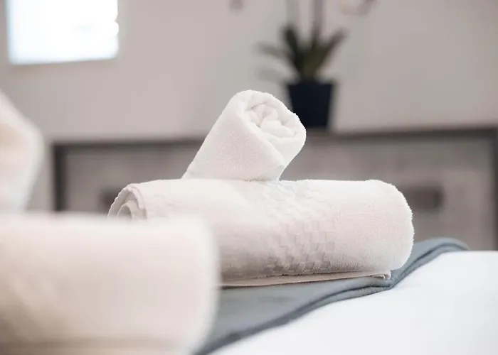 Semesterbostad Elegant 3-bed House W Jacuzzi, Sea Views & Lift Mellieħa