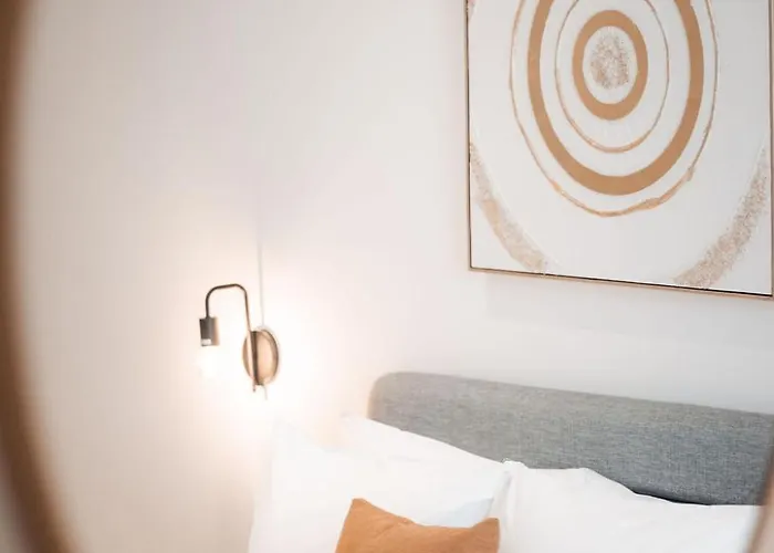 Elegant 3-bed House W Jacuzzi, Sea Views & Lift *