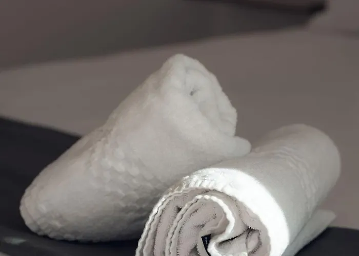 Semesterbostad Elegant 3-bed House W Jacuzzi, Sea Views & Lift *