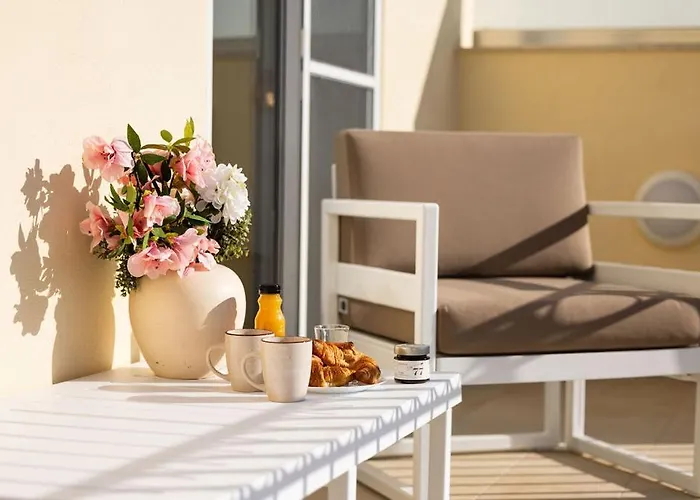 Elegant 3-bed House W Jacuzzi, Sea Views & Lift Semesterbostad *