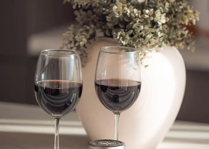 Elegant 3-bed House W Jacuzzi, Sea Views & Lift Semesterbostad *