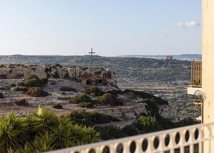 Casa de Férias Elegant 3-bed House W Jacuzzi, Sea Views & Lift Mellieha