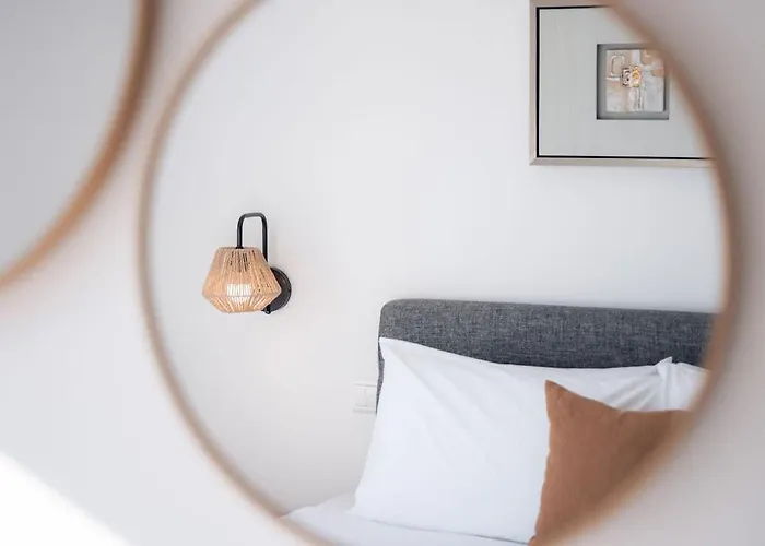 Elegant 3-bed House W Jacuzzi, Sea Views & Lift