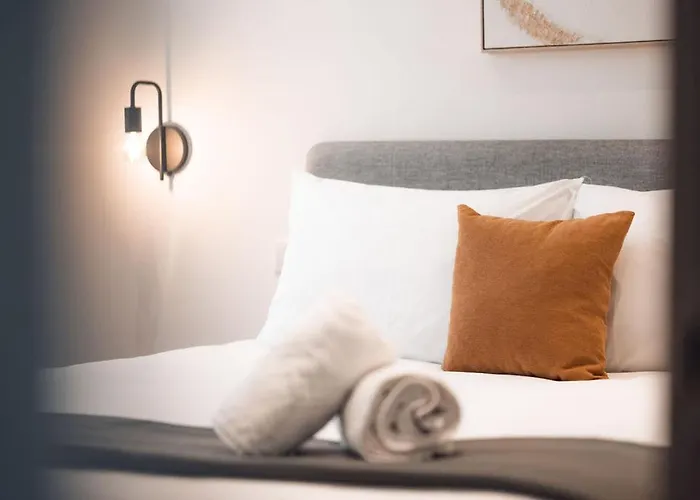 Elegant 3-bed House W Jacuzzi, Sea Views & Lift *