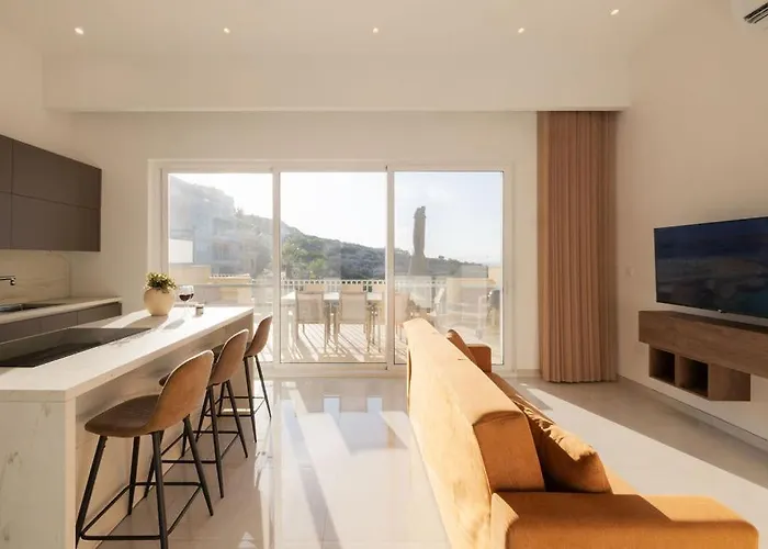 Elegant 3-bed House W Jacuzzi, Sea Views & Lift