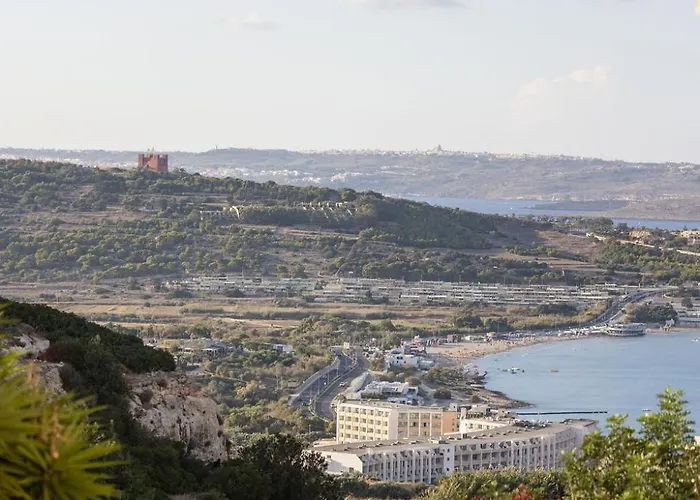 Elegant 3-bed House W Jacuzzi, Sea Views & Lift