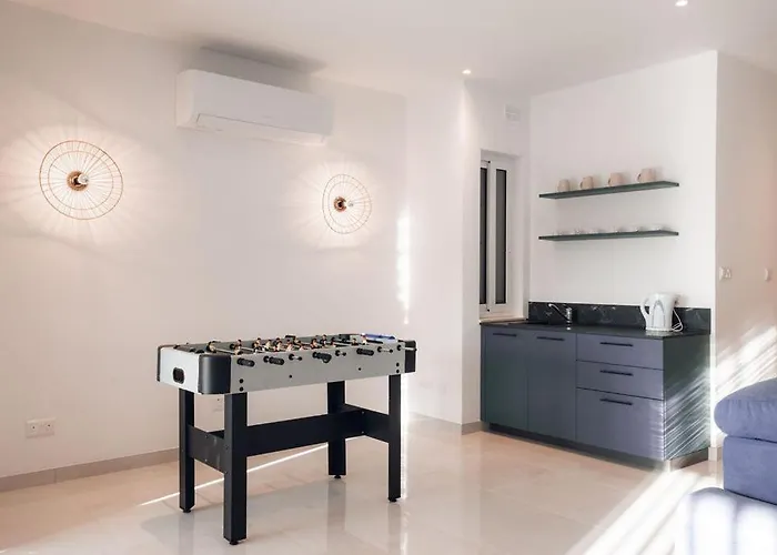 Elegant 3-bed House W Jacuzzi, Sea Views & Lift