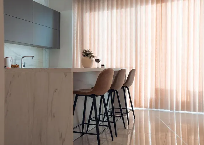 Elegant 3-bed House W Jacuzzi, Sea Views & Lift