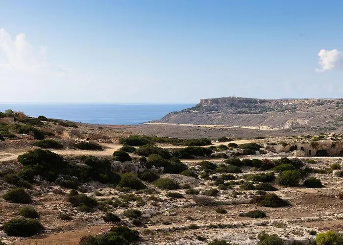 Semesterbostad Elegant 3-bed House W Jacuzzi, Sea Views & Lift Mellieħa