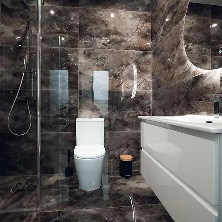 Elegant 3-bed House W Jacuzzi, Sea Views & Lift *