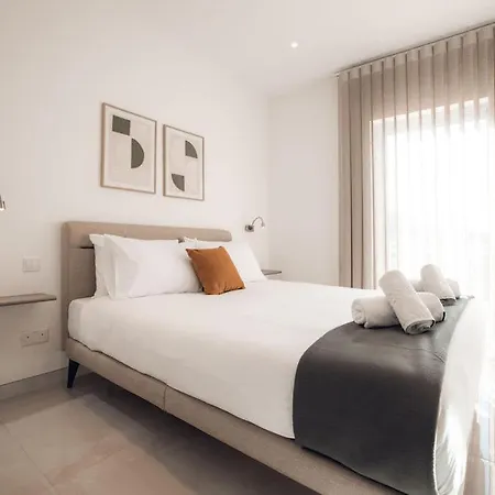 Elegant 3-bed House W Jacuzzi, Sea Views & Lift