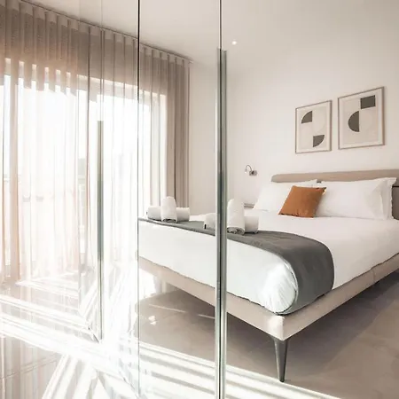 Case de vacanță Elegant 3-bed House W Jacuzzi, Sea Views & Lift *