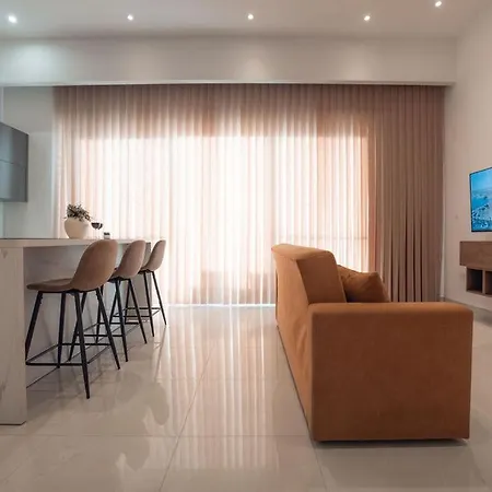 Elegant 3-bed House W Jacuzzi, Sea Views & Lift