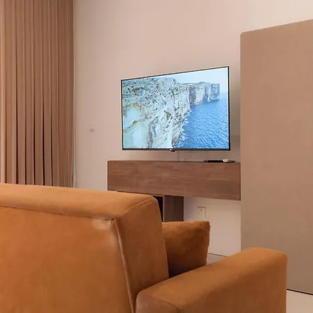 Elegant 3-bed House W Jacuzzi, Sea Views & Lift *