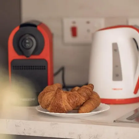 Elegant 3-bed House W Jacuzzi, Sea Views & Lift *