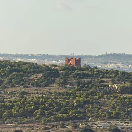 Elegant 3-bed House W Jacuzzi, Sea Views & Lift Case de vacanță Mellieħa
