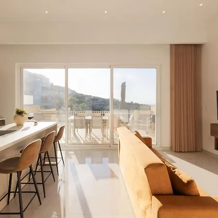 Elegant 3-bed House W Jacuzzi, Sea Views & Lift